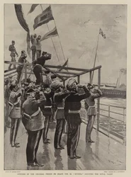 Oficiais das tropas coloniais a bordo da SS Dunera saudando o iate real
